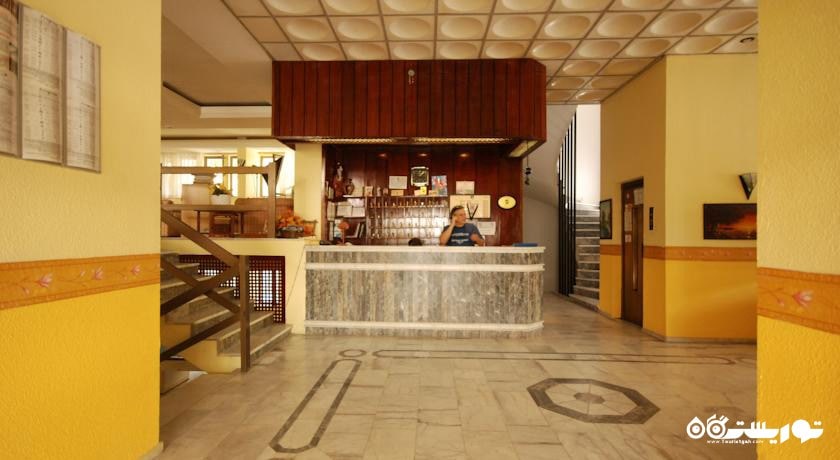 نمای کلی میز پذیرش هتل